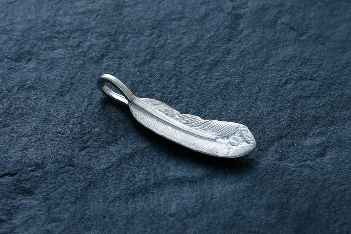 P-005L FEATHER WITH K18 (S) - NO COLOR