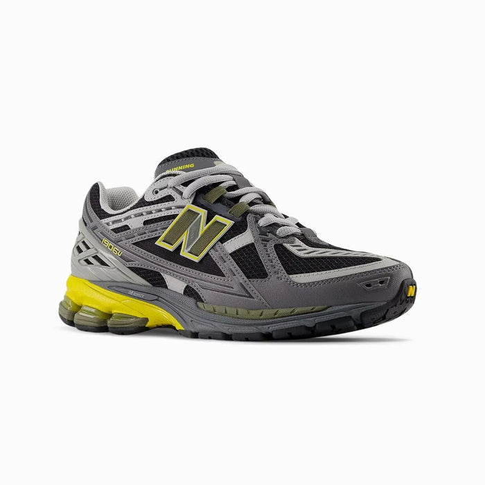 NB 1906 sneaker with replacement laces